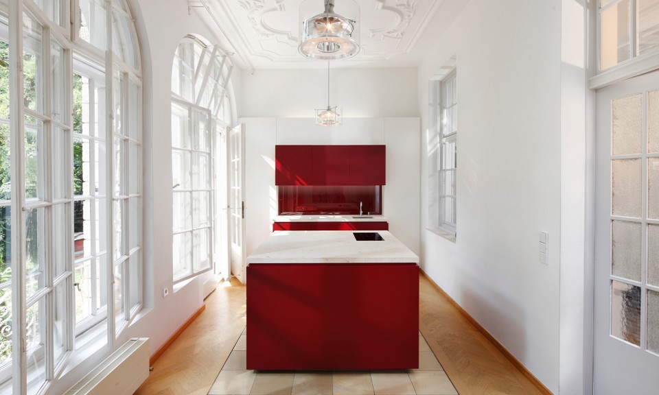 Farbe im Raum – das Interior Design lässt die neue Küche der Verwaltungsräume in einem tiefen und samtigen Rot erstrahlen