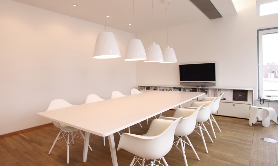 Das Team von Raum Glück Freiheit bietet mit dem minimalistischen Interior Design die richtige Bühne für Ihr Produkt