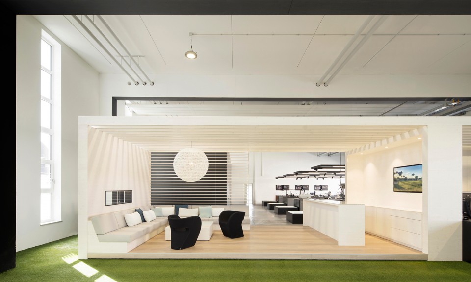 Raum Glück Freiheit gestaltet das Indoor-Golfhouse als zentralen Präsentations- und Verkaufsraum 