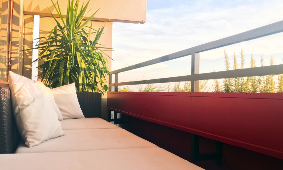 Ein Genuss - Abendsonne auf dem Balkon, wetterfeste Outdoormöbel und pflegeleichte Stoffe bieten höchsten Komfort auch für Draußen.